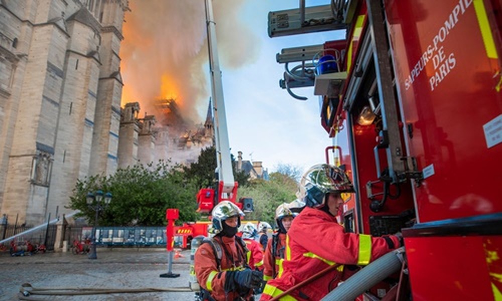 [ẢNH] Lực lượng cứu hỏa Paris đã dập tắt vụ hỏa hoạn ở Nhà thờ Đức Bà thế nào?